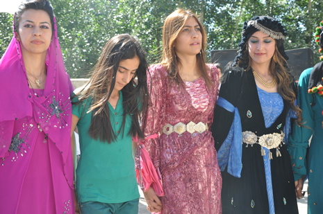 Yüksekova'da 30 Haziran 01 Temmuz 2012'de dünya evine giren çiftlerimizi sizlerler için sayfamıza taşıdık. Yüksekova Güncel Ailesi olarak tüm çitflerimize mutluluklar dileriz