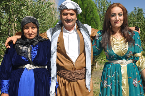 Yüksekova'da 30 Haziran 01 Temmuz 2012'de dünya evine giren çiftlerimizi sizlerler için sayfamıza taşıdık. Yüksekova Güncel Ailesi olarak tüm çitflerimize mutluluklar dileriz