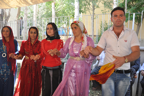 Yüksekova'da 30 Haziran 01 Temmuz 2012'de dünya evine giren çiftlerimizi sizlerler için sayfamıza taşıdık. Yüksekova Güncel Ailesi olarak tüm çitflerimize mutluluklar dileriz