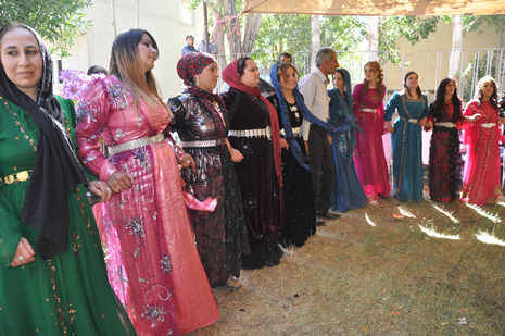 Yüksekova'da 30 Haziran 01 Temmuz 2012'de dünya evine giren çiftlerimizi sizlerler için sayfamıza taşıdık. Yüksekova Güncel Ailesi olarak tüm çitflerimize mutluluklar dileriz