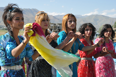 Yüksekova'da 30 Haziran 01 Temmuz 2012'de dünya evine giren çiftlerimizi sizlerler için sayfamıza taşıdık. Yüksekova Güncel Ailesi olarak tüm çitflerimize mutluluklar dileriz