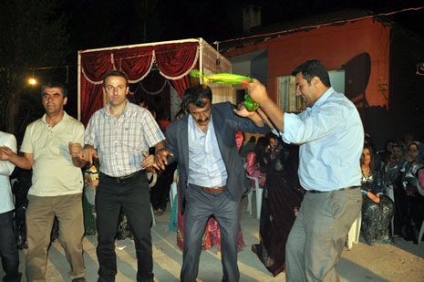 Yüksekova'da 30 Haziran 01 Temmuz 2012'de dünya evine giren çiftlerimizi sizlerler için sayfamıza taşıdık. Yüksekova Güncel Ailesi olarak tüm çitflerimize mutluluklar dileriz