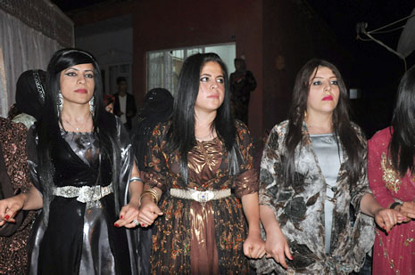 Yüksekova'da 30 Haziran 01 Temmuz 2012'de dünya evine giren çiftlerimizi sizlerler için sayfamıza taşıdık. Yüksekova Güncel Ailesi olarak tüm çitflerimize mutluluklar dileriz