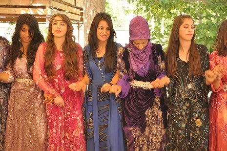 Yüksekova'da 07-08 Temmuz 2012'de dünya evine giren çiftlerimizi sizlerler için sayfamıza taşıdık. Yüksekova Güncel Ailesi olarak tüm çitflerimize mutluluklar dileriz