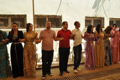 Yüksekova'da 07-08 Temmuz 2012'de dünya evine giren çiftlerimizi sizlerler için sayfamıza taşıdık. Yüksekova Güncel Ailesi olarak tüm çitflerimize mutluluklar dileriz