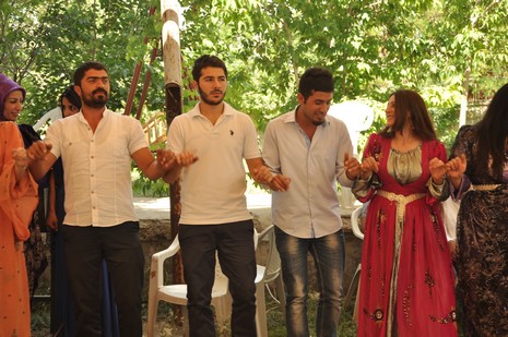 Yüksekova'da 07-08 Temmuz 2012'de dünya evine giren çiftlerimizi sizlerler için sayfamıza taşıdık. Yüksekova Güncel Ailesi olarak tüm çitflerimize mutluluklar dileriz