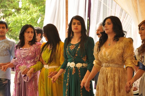 Yüksekova'da 07-08 Temmuz 2012'de dünya evine giren çiftlerimizi sizlerler için sayfamıza taşıdık. Yüksekova Güncel Ailesi olarak tüm çitflerimize mutluluklar dileriz