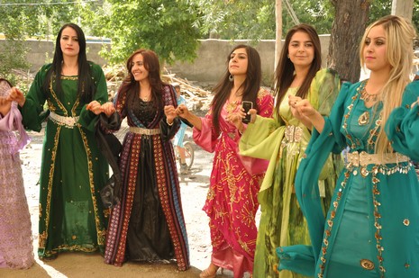 Yüksekova'da 07-08 Temmuz 2012'de dünya evine giren çiftlerimizi sizlerler için sayfamıza taşıdık. Yüksekova Güncel Ailesi olarak tüm çitflerimize mutluluklar dileriz