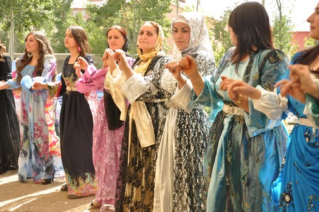 Yüksekova'da 07-08 Temmuz 2012'de dünya evine giren çiftlerimizi sizlerler için sayfamıza taşıdık. Yüksekova Güncel Ailesi olarak tüm çitflerimize mutluluklar dileriz