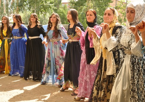 Yüksekova'da 07-08 Temmuz 2012'de dünya evine giren çiftlerimizi sizlerler için sayfamıza taşıdık. Yüksekova Güncel Ailesi olarak tüm çitflerimize mutluluklar dileriz