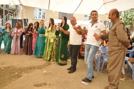 Yüksekova'da 07-08 Temmuz 2012'de dünya evine giren çiftlerimizi sizlerler için sayfamıza taşıdık. Yüksekova Güncel Ailesi olarak tüm çitflerimize mutluluklar dileriz