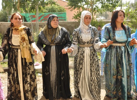 Yüksekova'da 07-08 Temmuz 2012'de dünya evine giren çiftlerimizi sizlerler için sayfamıza taşıdık. Yüksekova Güncel Ailesi olarak tüm çitflerimize mutluluklar dileriz