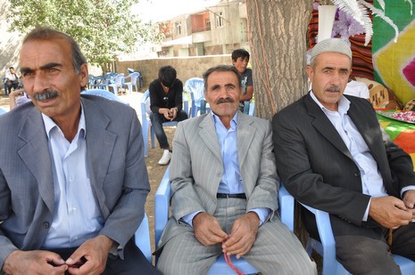 Yüksekova'da 07-08 Temmuz 2012'de dünya evine giren çiftlerimizi sizlerler için sayfamıza taşıdık. Yüksekova Güncel Ailesi olarak tüm çitflerimize mutluluklar dileriz