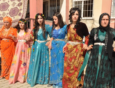 Yüksekova'da 07-08 Temmuz 2012'de dünya evine giren çiftlerimizi sizlerler için sayfamıza taşıdık. Yüksekova Güncel Ailesi olarak tüm çitflerimize mutluluklar dileriz