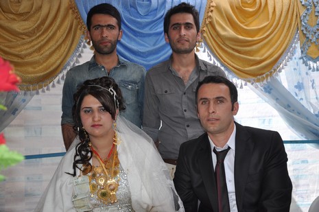 Yüksekova'da 07-08 Temmuz 2012'de dünya evine giren çiftlerimizi sizlerler için sayfamıza taşıdık. Yüksekova Güncel Ailesi olarak tüm çitflerimize mutluluklar dileriz