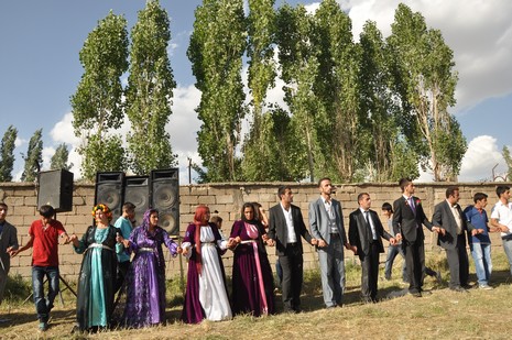 Yüksekova'da 07-08 Temmuz 2012'de dünya evine giren çiftlerimizi sizlerler için sayfamıza taşıdık. Yüksekova Güncel Ailesi olarak tüm çitflerimize mutluluklar dileriz