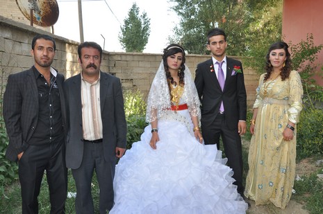 Yüksekova'da 07-08 Temmuz 2012'de dünya evine giren çiftlerimizi sizlerler için sayfamıza taşıdık. Yüksekova Güncel Ailesi olarak tüm çitflerimize mutluluklar dileriz