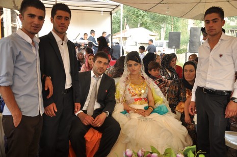 Yüksekova'da 07-08 Temmuz 2012'de dünya evine giren çiftlerimizi sizlerler için sayfamıza taşıdık. Yüksekova Güncel Ailesi olarak tüm çitflerimize mutluluklar dileriz