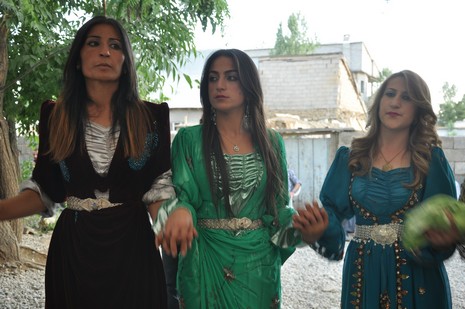 Yüksekova'da 07-08 Temmuz 2012'de dünya evine giren çiftlerimizi sizlerler için sayfamıza taşıdık. Yüksekova Güncel Ailesi olarak tüm çitflerimize mutluluklar dileriz