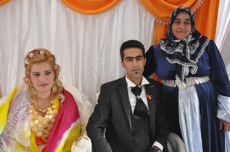 Yüksekova'da 07-08 Temmuz 2012'de dünya evine giren çiftlerimizi sizlerler için sayfamıza taşıdık. Yüksekova Güncel Ailesi olarak tüm çitflerimize mutluluklar dileriz