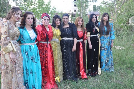 Yüksekova'da 07-08 Temmuz 2012'de dünya evine giren çiftlerimizi sizlerler için sayfamıza taşıdık. Yüksekova Güncel Ailesi olarak tüm çitflerimize mutluluklar dileriz