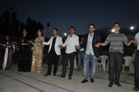 Yüksekova'da 07-08 Temmuz 2012'de dünya evine giren çiftlerimizi sizlerler için sayfamıza taşıdık. Yüksekova Güncel Ailesi olarak tüm çitflerimize mutluluklar dileriz