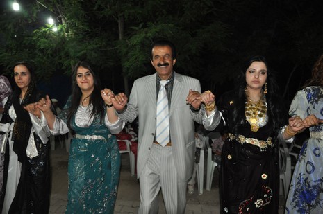 Yüksekova'da 07-08 Temmuz 2012'de dünya evine giren çiftlerimizi sizlerler için sayfamıza taşıdık. Yüksekova Güncel Ailesi olarak tüm çitflerimize mutluluklar dileriz