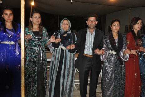 Yüksekova'da 07-08 Temmuz 2012'de dünya evine giren çiftlerimizi sizlerler için sayfamıza taşıdık. Yüksekova Güncel Ailesi olarak tüm çitflerimize mutluluklar dileriz