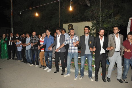 Yüksekova'da 07-08 Temmuz 2012'de dünya evine giren çiftlerimizi sizlerler için sayfamıza taşıdık. Yüksekova Güncel Ailesi olarak tüm çitflerimize mutluluklar dileriz