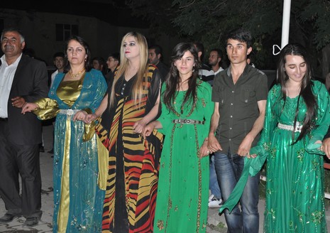 Yüksekova'da 07-08 Temmuz 2012'de dünya evine giren çiftlerimizi sizlerler için sayfamıza taşıdık. Yüksekova Güncel Ailesi olarak tüm çitflerimize mutluluklar dileriz