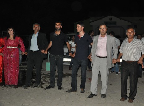 Yüksekova'da 07-08 Temmuz 2012'de dünya evine giren çiftlerimizi sizlerler için sayfamıza taşıdık. Yüksekova Güncel Ailesi olarak tüm çitflerimize mutluluklar dileriz