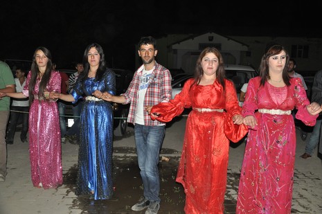 Yüksekova'da 07-08 Temmuz 2012'de dünya evine giren çiftlerimizi sizlerler için sayfamıza taşıdık. Yüksekova Güncel Ailesi olarak tüm çitflerimize mutluluklar dileriz