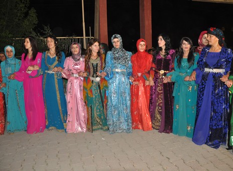 Yüksekova'da 07-08 Temmuz 2012'de dünya evine giren çiftlerimizi sizlerler için sayfamıza taşıdık. Yüksekova Güncel Ailesi olarak tüm çitflerimize mutluluklar dileriz