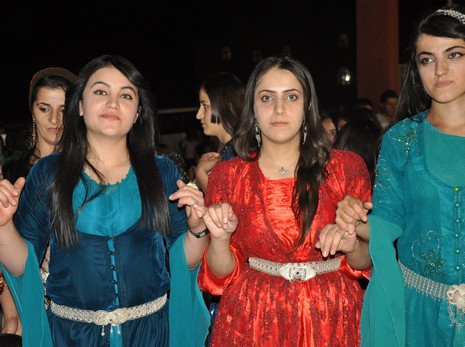 Yüksekova'da 07-08 Temmuz 2012'de dünya evine giren çiftlerimizi sizlerler için sayfamıza taşıdık. Yüksekova Güncel Ailesi olarak tüm çitflerimize mutluluklar dileriz