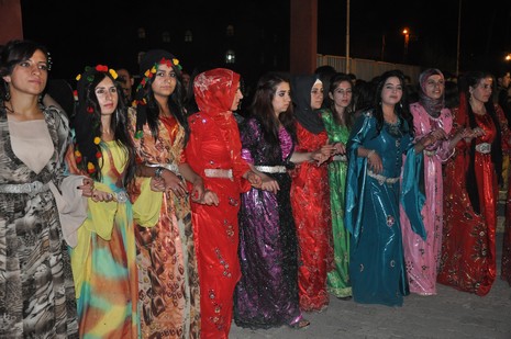 Yüksekova'da 07-08 Temmuz 2012'de dünya evine giren çiftlerimizi sizlerler için sayfamıza taşıdık. Yüksekova Güncel Ailesi olarak tüm çitflerimize mutluluklar dileriz