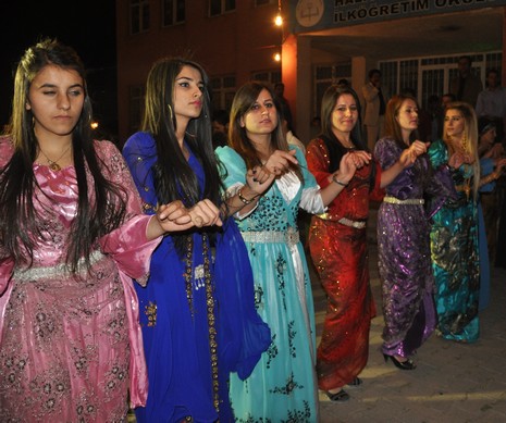 Yüksekova'da 07-08 Temmuz 2012'de dünya evine giren çiftlerimizi sizlerler için sayfamıza taşıdık. Yüksekova Güncel Ailesi olarak tüm çitflerimize mutluluklar dileriz