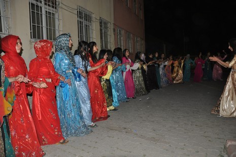 Yüksekova'da 07-08 Temmuz 2012'de dünya evine giren çiftlerimizi sizlerler için sayfamıza taşıdık. Yüksekova Güncel Ailesi olarak tüm çitflerimize mutluluklar dileriz