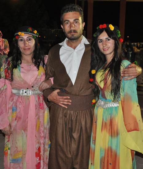 Yüksekova'da 07-08 Temmuz 2012'de dünya evine giren çiftlerimizi sizlerler için sayfamıza taşıdık. Yüksekova Güncel Ailesi olarak tüm çitflerimize mutluluklar dileriz