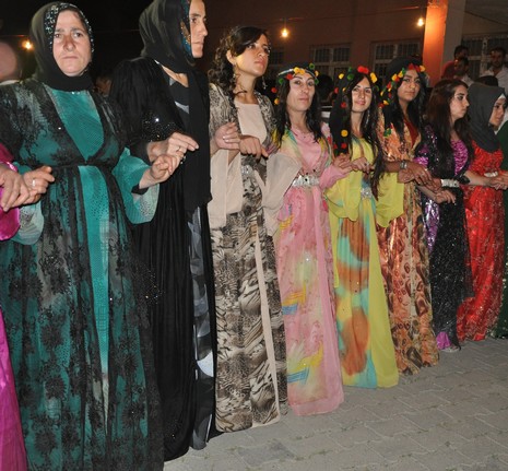 Yüksekova'da 07-08 Temmuz 2012'de dünya evine giren çiftlerimizi sizlerler için sayfamıza taşıdık. Yüksekova Güncel Ailesi olarak tüm çitflerimize mutluluklar dileriz