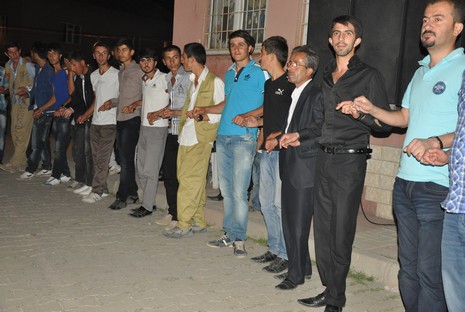 Yüksekova'da 07-08 Temmuz 2012'de dünya evine giren çiftlerimizi sizlerler için sayfamıza taşıdık. Yüksekova Güncel Ailesi olarak tüm çitflerimize mutluluklar dileriz