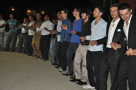 Yüksekova'da 07-08 Temmuz 2012'de dünya evine giren çiftlerimizi sizlerler için sayfamıza taşıdık. Yüksekova Güncel Ailesi olarak tüm çitflerimize mutluluklar dileriz