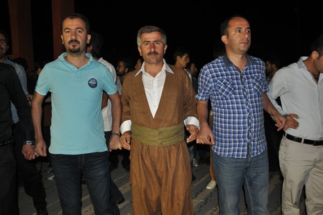 Yüksekova'da 07-08 Temmuz 2012'de dünya evine giren çiftlerimizi sizlerler için sayfamıza taşıdık. Yüksekova Güncel Ailesi olarak tüm çitflerimize mutluluklar dileriz