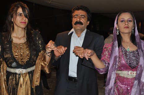 Yüksekova'da 07-08 Temmuz 2012'de dünya evine giren çiftlerimizi sizlerler için sayfamıza taşıdık. Yüksekova Güncel Ailesi olarak tüm çitflerimize mutluluklar dileriz