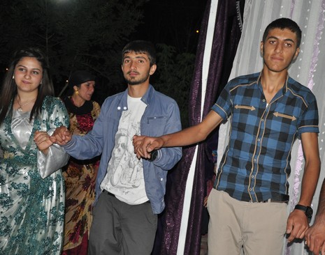 Yüksekova'da 07-08 Temmuz 2012'de dünya evine giren çiftlerimizi sizlerler için sayfamıza taşıdık. Yüksekova Güncel Ailesi olarak tüm çitflerimize mutluluklar dileriz