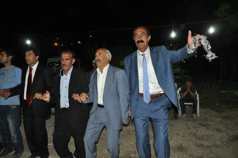 Yüksekova'da 07-08 Temmuz 2012'de dünya evine giren çiftlerimizi sizlerler için sayfamıza taşıdık. Yüksekova Güncel Ailesi olarak tüm çitflerimize mutluluklar dileriz