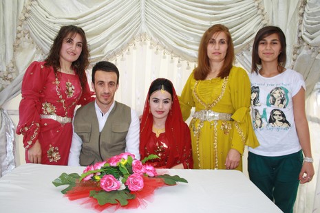 Yüksekova'da 07-08 Temmuz 2012'de dünya evine giren çiftlerimizi sizlerler için sayfamıza taşıdık. Yüksekova Güncel Ailesi olarak tüm çitflerimize mutluluklar dileriz