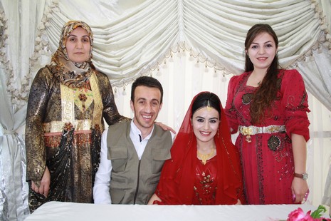 Yüksekova'da 07-08 Temmuz 2012'de dünya evine giren çiftlerimizi sizlerler için sayfamıza taşıdık. Yüksekova Güncel Ailesi olarak tüm çitflerimize mutluluklar dileriz