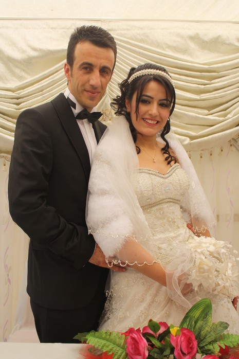 Yüksekova'da 07-08 Temmuz 2012'de dünya evine giren çiftlerimizi sizlerler için sayfamıza taşıdık. Yüksekova Güncel Ailesi olarak tüm çitflerimize mutluluklar dileriz