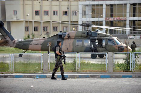 Hakkarinin Yüksekova ilçesinde meydana gelen kazada 4 polis yaralandı. 