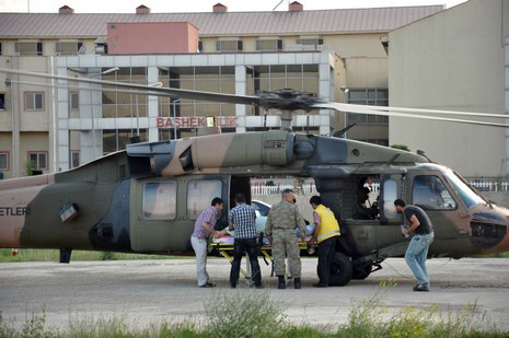 Hakkarinin Yüksekova ilçesinde meydana gelen kazada 4 polis yaralandı. 